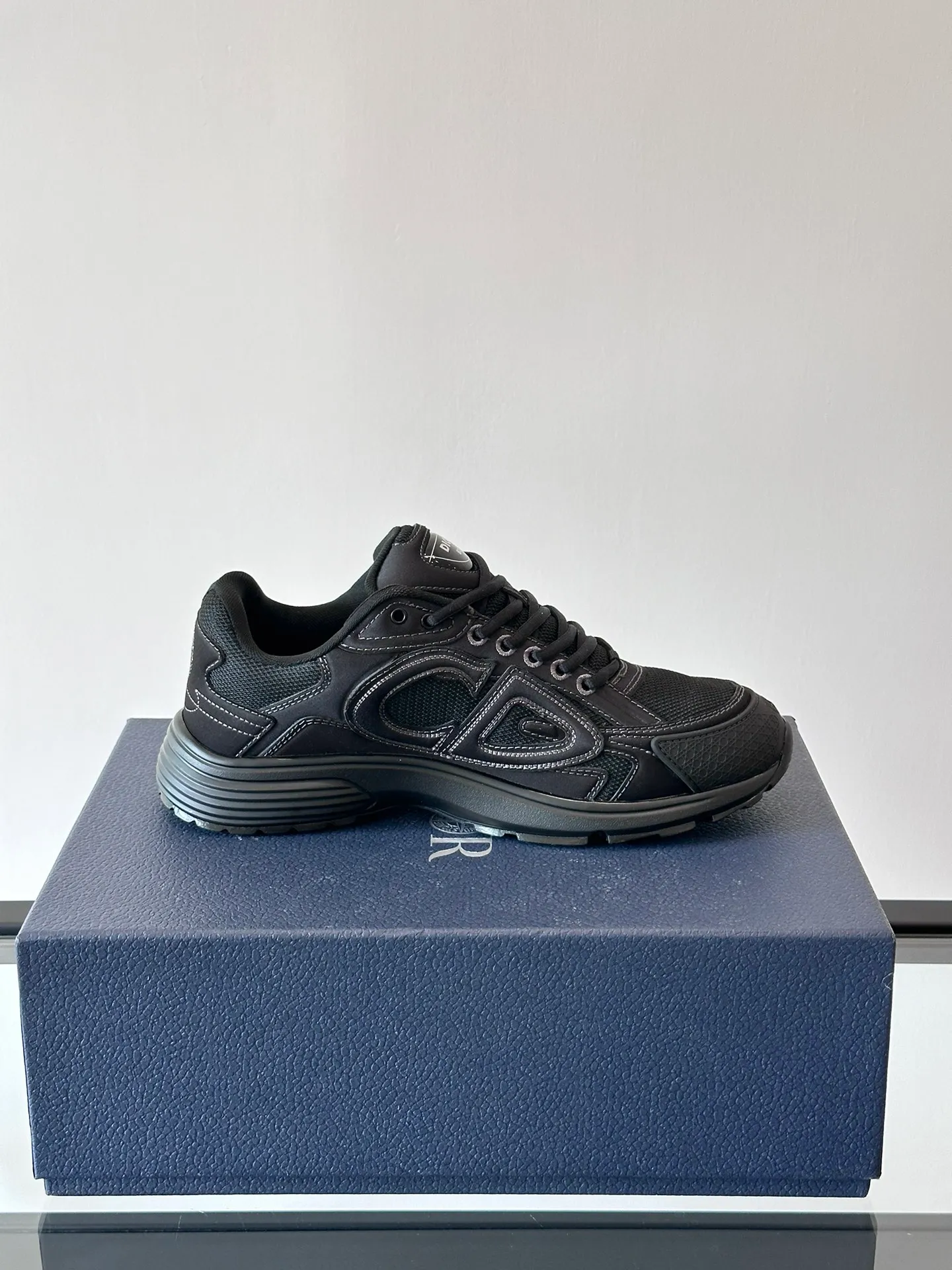 p400《Dio*》Dior B30 series sports shoes, multi-color mesh fabric and multi-color technical fabrics, this season's new B30 low-top sports shoes are one of the flagship styles of the series. Crafted from multicolor mesh and technical fabrics, it's finished with a reflective "CD30" graphic and silver-toned "DIOR B30" and "CD30" logos on the heel and tongue. An extra-light, sculpted rubber sole with signature accents adds style, while internal stretch details create ideal comfort. It can be matched with various casual styles to show a fashionable and modern sports style. Size: 38-44 (45-46 customized)